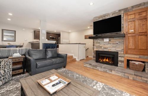 Winter Park Apartment | Great Location! Downtown WP with Hot Tub! Sleeps 6!