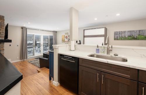 Winter Park Apartment | Great Location! Downtown WP with Hot Tub! Sleeps 6!