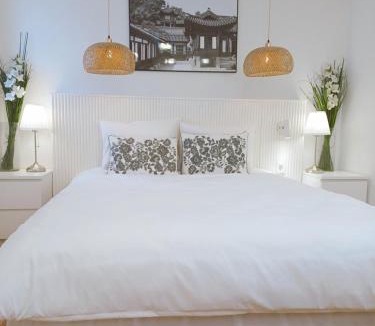 Cheonyeon-dong Apartment | Gyeongbokgung 8 Min by Bus ㅣFree Birthday Anniversary Decor ㅣ Private Apt near a Korean Traditional Market Street Food ㅣ
