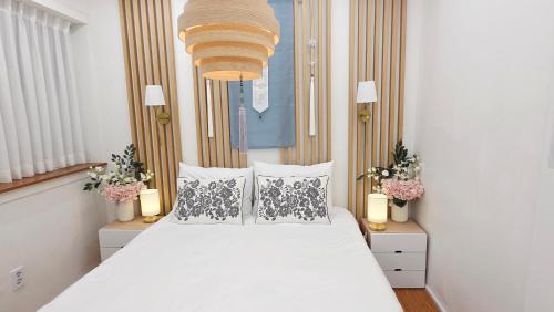 Cheonyeon-dong Apartment | Gyeongbokgung 8 Min by Bus ㅣFree Birthday Anniversary Decor ㅣ Private Apt near a Korean Traditional Market Street Food ㅣ