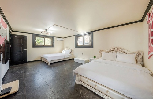 Gyeongju House | Gyeongju Palace Hanok Kids Pool Villa
