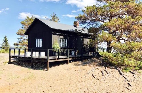 Kokkola Villa | H A R R B Å D A - kaksi mökkiä merenrannalla