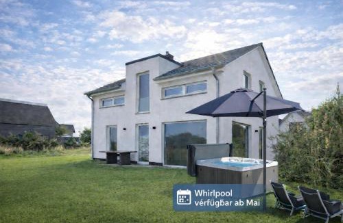 Dranske Villa | HausLIEBLINGSPLATZ - am Meer - Luxus Villa mit 4 Schlafzimmern, 3 Badezimmern Sauna, Kamin, Weber-Grill und Wallbox