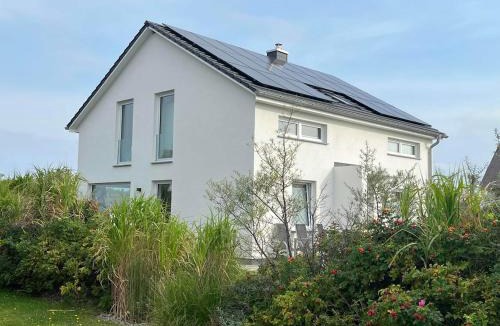 Dranske Villa | HausLIEBLINGSPLATZ - am Meer - Luxus Villa mit 4 Schlafzimmern, 3 Badezimmern Sauna, Kamin, Weber-Grill und Wallbox