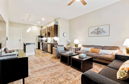 Golden Apartment | Heart of Gold-en! Walk Everywhere+ Red Rocks Close