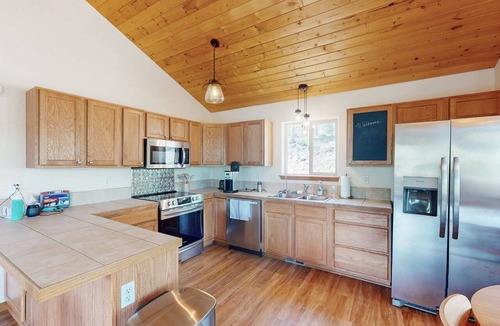 Indian Mountain Cabin | High Country Haven - One Hour from Breckenridge - Private Hot Tub, Pet Friendly!