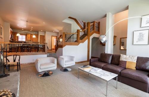 Highlands Townhomes Apartment | Highlands Townhome by Vail Realty
