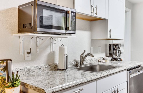 Northeast Colorado Springs Apartment | Hillside Place w/Mountain Views ~ 8 Mi to Dtwn!