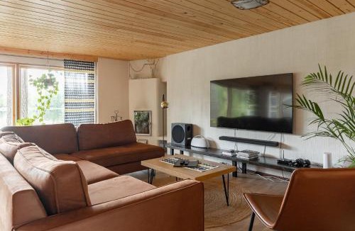 Petajavesi Villa | Hirsihuvila yksityisessä niemessä Petäjävedellä