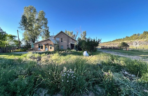 Tierra Amarilla House | Historic 100 year old adobe home - Casa del Castillo