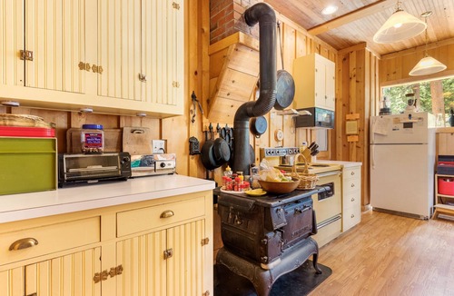YMCA of the Rockies Cottage | Historic Griggs Cottage Built 1914. 5 min walk to YMCA & Stables. 3 mi to RMNP.