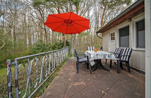 Klein Quassow House | Holiday Home 'Baumfuchs' with Lake View, Private Terrace and Wi-Fi