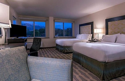 Colorado Springs Hotel | Holiday Inn Express & Suites Colorado Springs Central by IHG