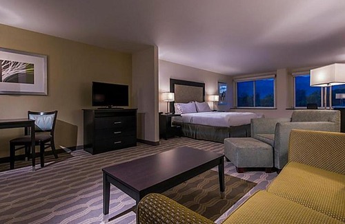 Colorado Springs Hotel | Holiday Inn Express & Suites Colorado Springs Central by IHG
