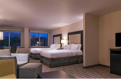 Colorado Springs Hotel | Holiday Inn Express & Suites Colorado Springs Central by IHG