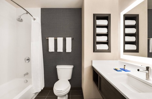 Dupont Hotel | Holiday Inn Express Hotel & Suites Denver Airport by IHG