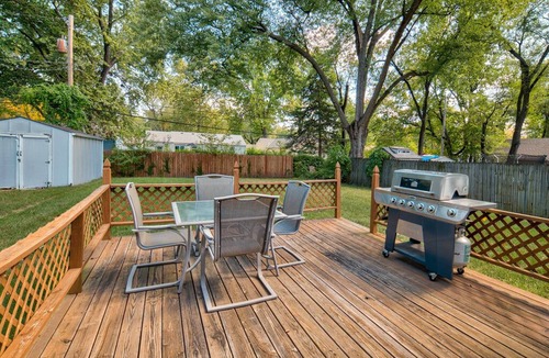Overland Park House | ~Home away from Home~ FAST Wifi | BBQ Grill | Easy Self Check-in