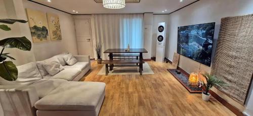 Seogang-dong Apartment | Hongdae 3BR 6 Queen Beds 6 Min Walk
