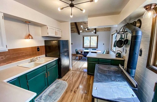 Alma House | Hot Tub + Fire Pit + Trails | Sleeps 8