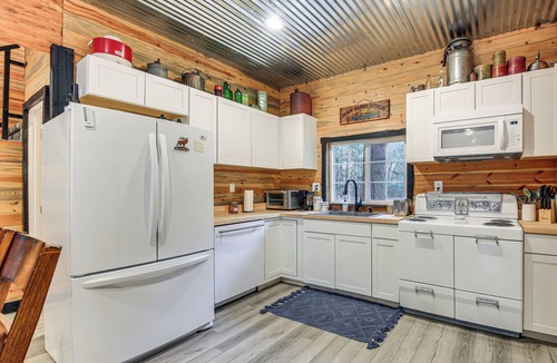Priest River Cabin | Hot Tub & Fire Pit: Getaway on Pend Oreille River