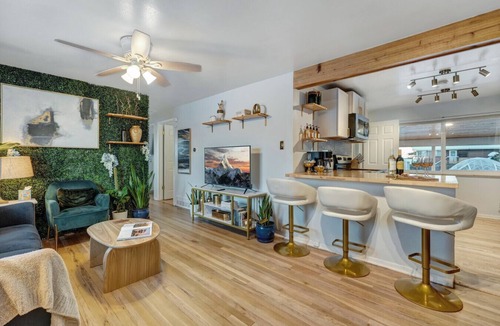 Lamar Heights Area House | Hot Tub King Beds Fast Wi-Fi
