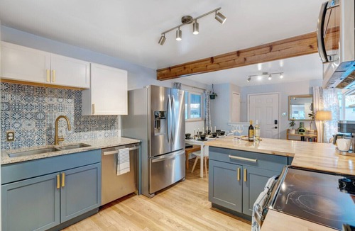 Lamar Heights Area House | Hot Tub King Beds Fast Wi-Fi