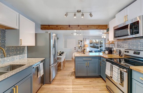 Lamar Heights Area House | Hot Tub King Beds Fast Wi-Fi