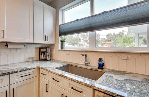 Golden House | Hot Tub & Mtn-View Rooftop Deck: Golden Home