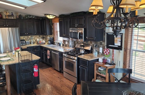 Divide Cabin | Hot tub, mtn views, massage chair, & steam shower!