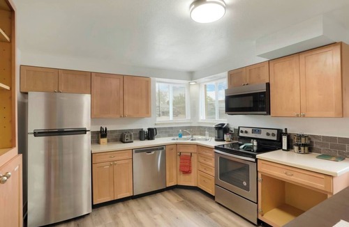 Arvada Plaza Area Apartment | Hot Tub, Park, 420, 1GB internet, Quiet Getaway