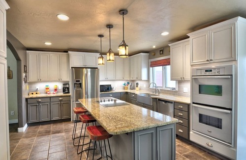 Grand Junction House | HOT TUB! POOL TABLE! 4000 sq ft 1 ACRE!