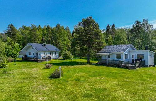 Lapvaartti House | House and guest house with sauna by the sea