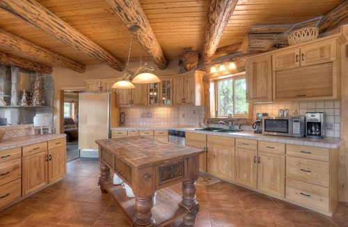 Durango West House | Huge Log home on 40 Acres - Awesome Views, Decks, Pool Table - 7 Min to Dgo