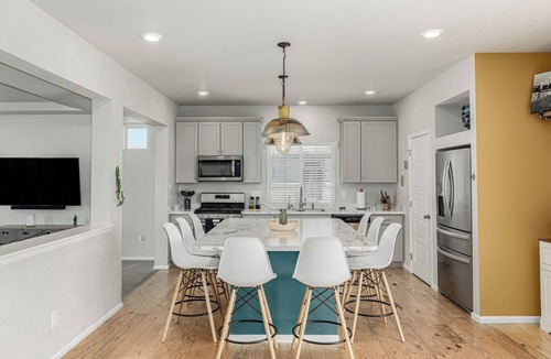 Commerce City House | Ideal for both professionals and families, the Denver Chile House offers a fully furnished residence featuring four (4) welcoming bedrooms, a dedicated workspace for remote professionals, and a spacious kitchen table for quality family time.