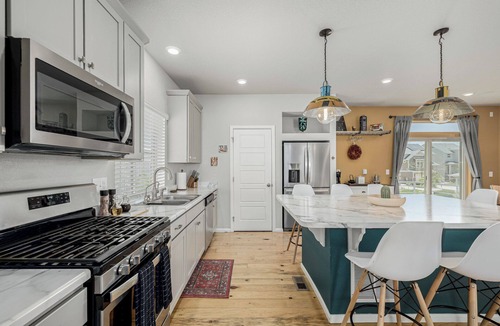 Commerce City House | Ideal for both professionals and families, the Denver Chile House offers a fully furnished residence featuring four (4) welcoming bedrooms, a dedicated workspace for remote professionals, and a spacious kitchen table for quality family time.