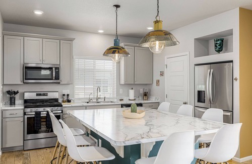 Commerce City House | Ideal for both professionals and families, the Denver Chile House offers a fully furnished residence featuring four (4) welcoming bedrooms, a dedicated workspace for remote professionals, and a spacious kitchen table for quality family time.