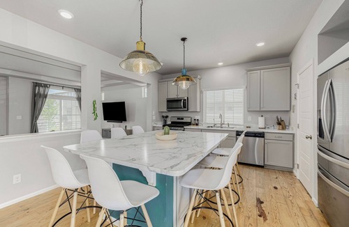 Commerce City House | Ideal for both professionals and families, the Denver Chile House offers a fully furnished residence featuring four (4) welcoming bedrooms, a dedicated workspace for remote professionals, and a spacious kitchen table for quality family time.
