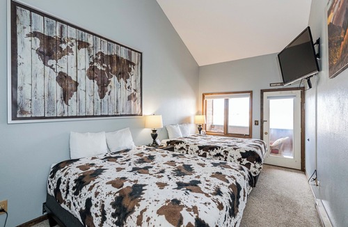 Granby Hotel | Ideal lodge room 2 queens, private balcony with views