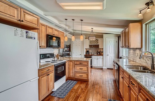 South Westminster House | Ideally Located-Park-Pet Friendly-Fenced Yard