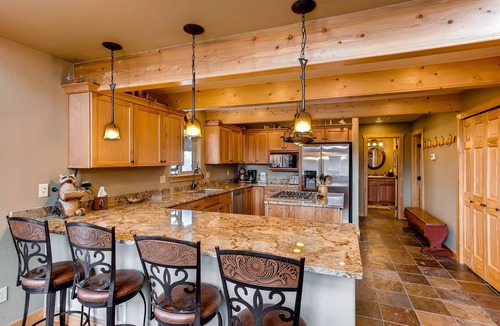 Valley of the Sun Cabin | Immaculate, Quiet & Secluded Mountain Home w/Hot Tub, Game Room, Fireplace - Sugar Pine Lodge