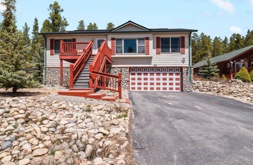 Leadville North House | Imogene Home — 4BR + Hot Tub, Sleeps 10, 15 min to Ski Cooper, Ping Pong Garage