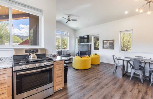 Ridgway House | In the Heart of Ridgway | Amazing Views | A/C | Deck