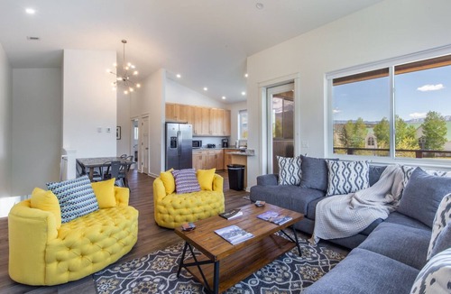 Ridgway House | In the Heart of Ridgway | Amazing Views | A/C | Deck