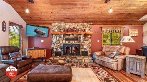 Miami House | Incredible Wooden Cabin with Fire Pit in Miami, Oklahoma