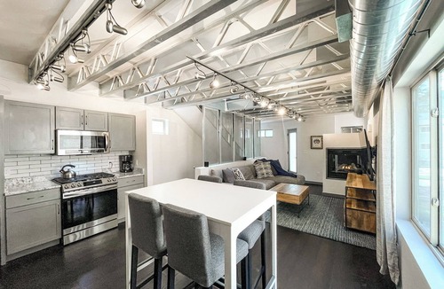 West Colorado Springs House | Industrial loft steps to main strip Minutes to GOGsn