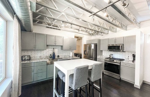 West Colorado Springs House | Industrial loft steps to main strip Minutes to GOGsn