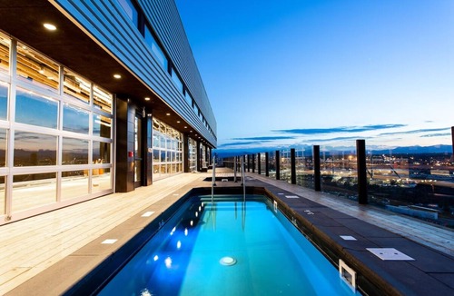 River North Art District Hotel | Inviting Boutique Hotel w/Rooftop Views, Plush Mattresses & Cozy Decor