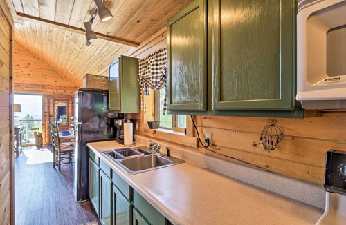 Indian Mountain Cabin | Jefferson Cabin w/Fire Pit, Near Fishing & Hiking