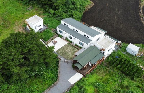 Sehwa-ri Bed & Breakfast | Jeju Damda