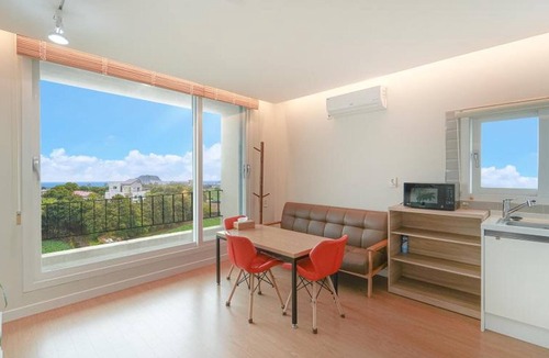 Jongdal-ri House | Jeju Jimian Pension